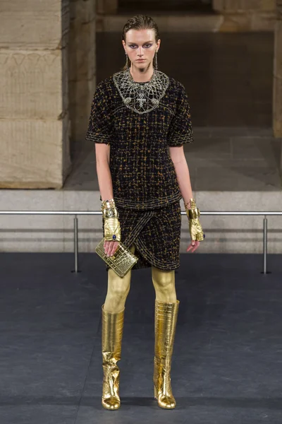 Look 16